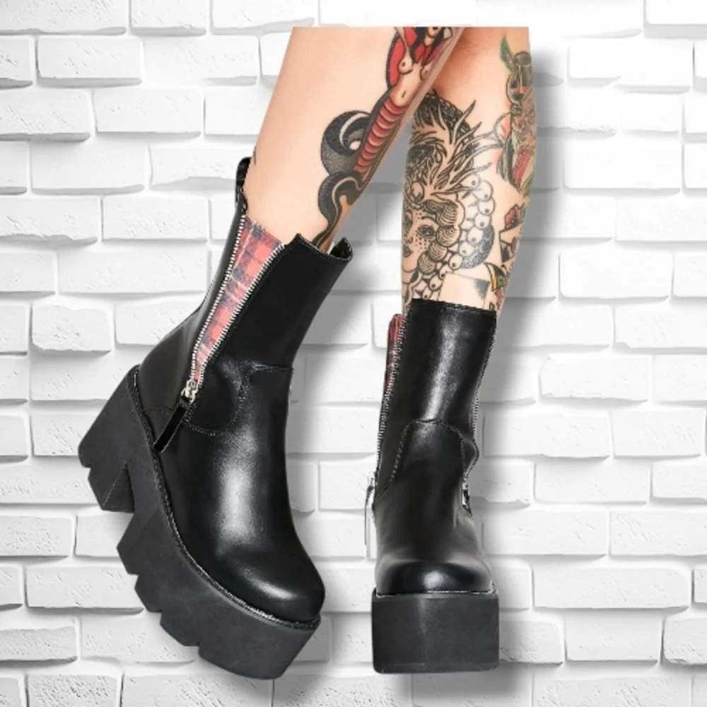 Dolls Kill Black Platform Boots Size 8 Y2K Chunky NWOT